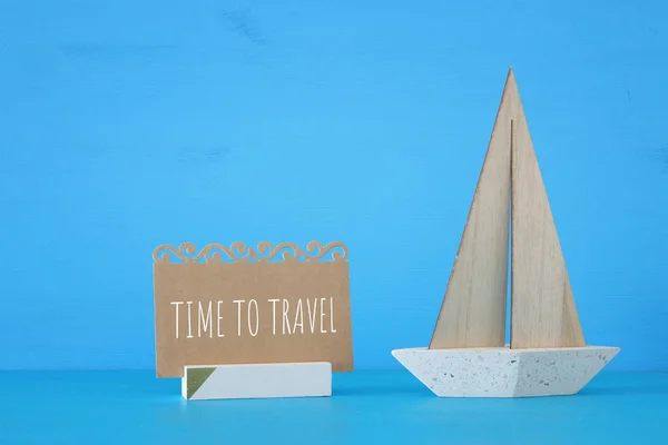 Морское концептуальное изображение с парусной лодкой и пустой запиской на синем деревянном столе и фоне . — стоковое фото