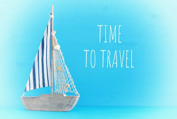 Mavi arka plan ve metin üzerinde yelken teknesi ile deniz kavramı: zaman seyahat. — Stok fotoğraf