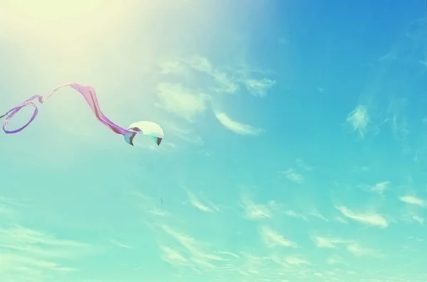 Bunte Drachen fliegen in den blauen Himmel durch die Wolken — Stockfoto