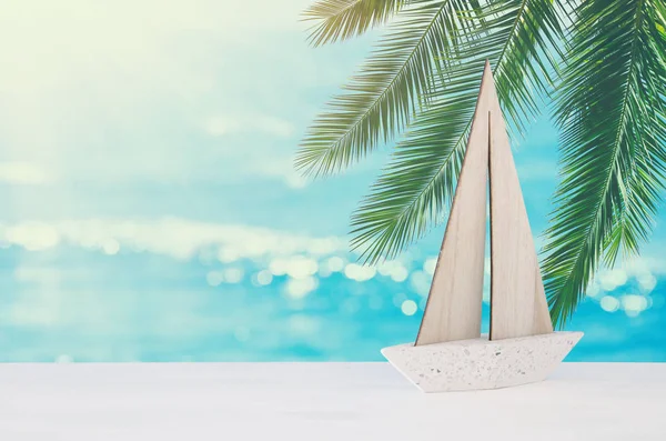 Concepto náutico con barco blanco sobre fondo de paisaje marino tropical . — Foto de Stock