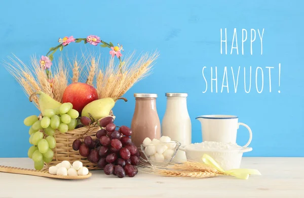 Üstten Görünüm kolaj resim süt ürünleri ve meyve. Sembolleri Yahudi tatil - Shavuot. — Stok fotoğraf
