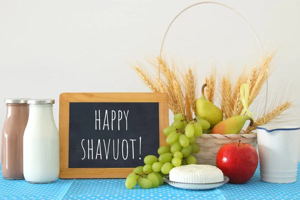 Afbeelding van melkproducten en fruit over houten tafel. Symbolen van Joodse vakantie - Sjavoeot (Wekenfeest). — Stockfoto