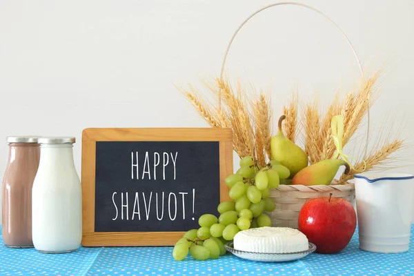 Süt ürünleri ve meyve ahşap masa üzerinde görüntü. Sembolleri Yahudi tatil - Shavuot. — Stok fotoğraf