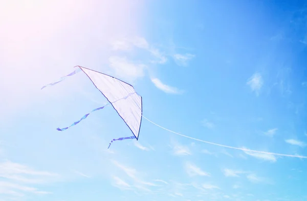 Kleurrijke Vliegeren Blauwe Lucht Door Wolken — Stockfoto
