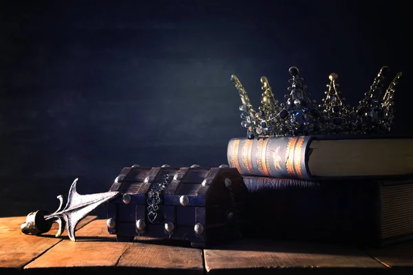Низкий ключевой образ красивой королевы / короля короны. Средневековый период фантазий. Селективный фокус . — стоковое фото