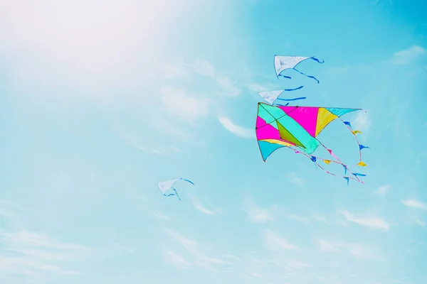 雲の切れ間から青空にカラフルな凧 — ストック写真
