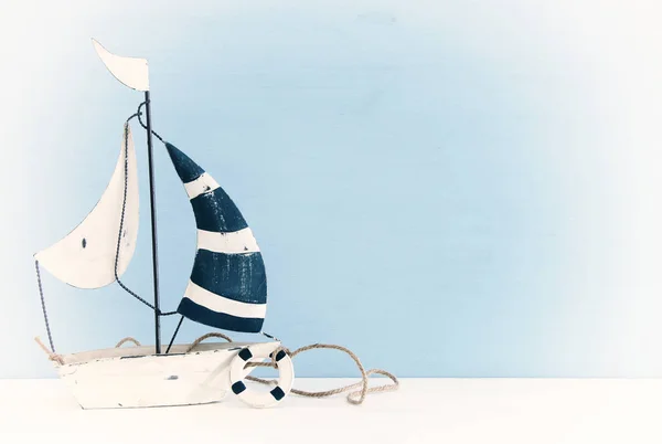 Conceito náutico com barco à vela sobre mesa de madeira branca — Fotografia de Stock