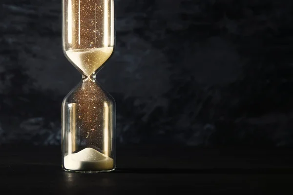Bild av timglas som tid passerar begrepp över svart bakgrund för business tidsfristen. Glitter överlägg. — Stockfoto