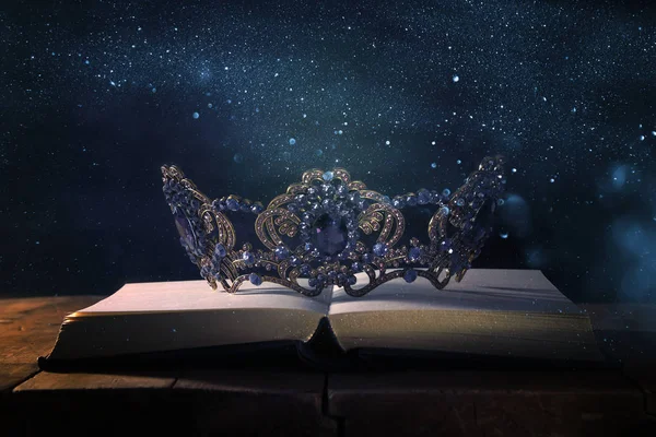 Alacsony kulcs kép gyönyörű királynő / király korona felett fa asztal. vintage szűrt. fantasy középkori időszak. — Stock Fotó