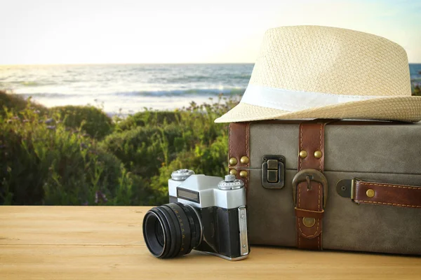 木製テーブルの上の旅行者ヴィンテージ荷物、カメラおよび fedora 帽子 — ストック写真
