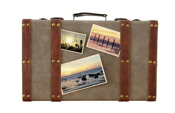 Изображение старинного винтажного багажа с фотографиями отпуска, изолированными на белом . — стоковое фото
