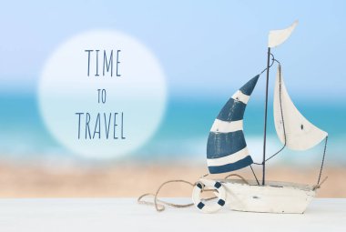 Beyaz ahşap masa deniz arka planını infront üzerinde yelken teknesi ile deniz kavramı.