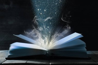 ahşap masa üzerinde açık antika kitap görüntü.