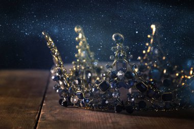 güzel Kraliçe/kral taç düşük anahtar görüntüsü. fantezi Ortaçağ dönemi. Seçici odak.