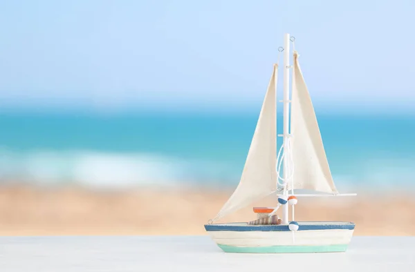 Concepto náutico con barco decorativo blanco sobre fondo de paisaje marino tropical . —  Fotos de Stock