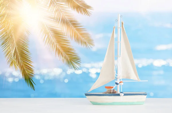 Concepto náutico con barco decorativo blanco sobre fondo de paisaje marino tropical . — Foto de Stock