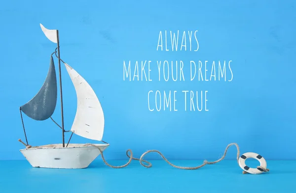 Concepto náutico con velero decorativo blanco sobre tabla de madera azul y texto: Siempre hacer sus sueños realidad . — Foto de Stock
