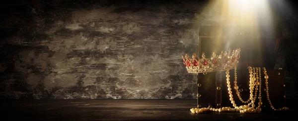 Image de mystérieux coffre au trésor en bois ouvert avec lumière et couronne reine / roi avec des pierres rouges Rubis. période médiévale fantastique. Concentration sélective — Photo