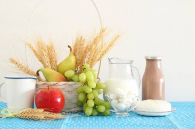 süt ürünleri ve meyve ahşap masa üzerinde görüntü. Sembolleri Yahudi tatil - Shavuot.