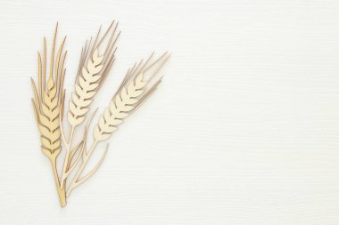 Üstten Görünüm ahşap buğday bitki dekorasyon beyaz arka plan üzerinde. Sembolleri Yahudi tatil - Shavuot.