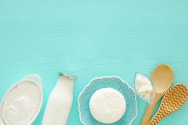 Üstten Görünüm görüntüsü nane ahşap arka plan üzerinde süt ürünleri. Sembolleri Yahudi tatil - Shavuot.