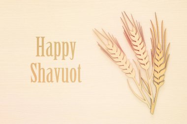 Üstten Görünüm ahşap buğday bitki dekorasyon beyaz arka plan üzerinde. Sembolleri Yahudi tatil - Shavuot.