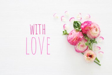 Görüntü üzerinde hassas pastel pembe güzel çiçekler düzenlemenin