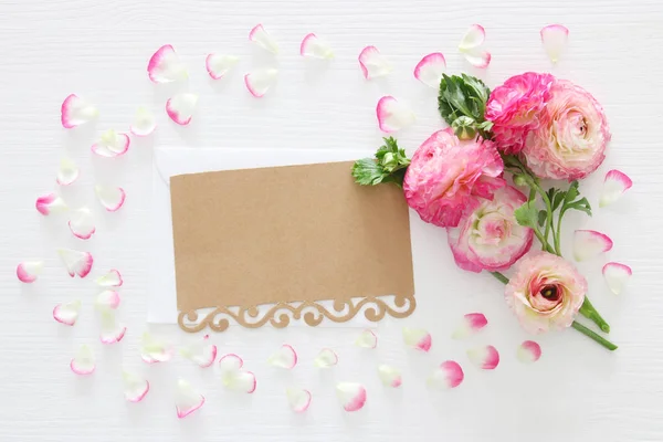 Fijne pastel roze mooie bloemen regeling over witte houten achtergrond. Plat lag, top uitzicht. — Stockfoto