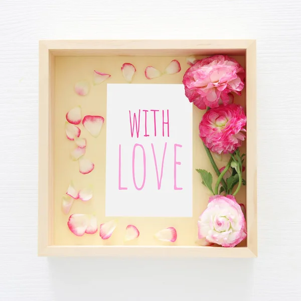 Afbeelding van fijne pastel roze mooie bloemen regeling en — Stockfoto