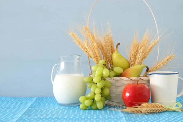 süt ve meyve ahşap masa üzerinde görüntü. Sembolleri Yahudi tatil - Shavuot.