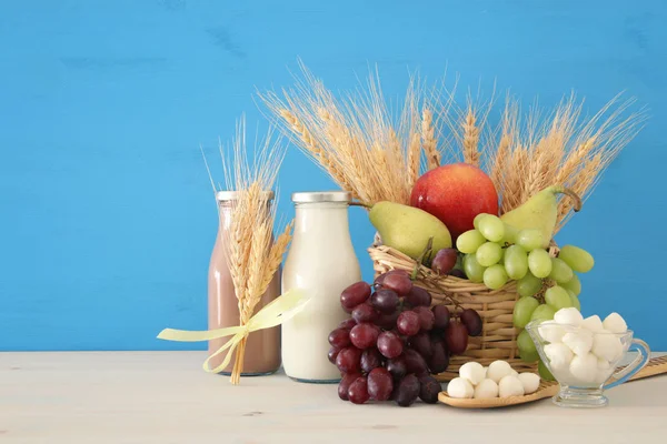 Süt ürünleri ve meyve ahşap masa üzerinde görüntü. Sembolleri Yahudi tatil - Shavuot. — Stok fotoğraf