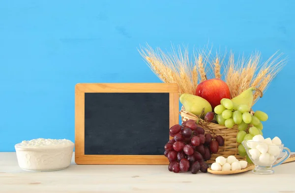 Imagem de produtos lácteos e frutas sobre mesa de madeira. Símbolos de férias judaicas - Shavuot . — Fotografia de Stock