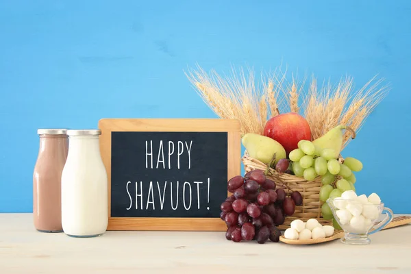 Bild von Milchprodukten und Früchten über einem Holztisch. Symbole des jüdischen Feiertags - shavuot. — Stockfoto