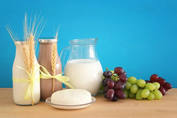 乳製品や木製のテーブルの上の果物のイメージ。ユダヤ人の休日 - シャブオットのシンボル. — ストック写真