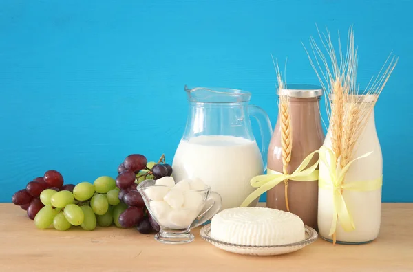 Bild von Milchprodukten und Früchten über einem Holztisch. Symbole des jüdischen Feiertags - shavuot. — Stockfoto