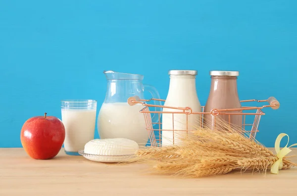 Bild av mejeriprodukter och frukt över träbord. Symboler för judiska semester - Shavuot. — Stockfoto