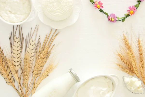 Bild von oben mit Milchprodukten auf weißem Holzhintergrund. Symbole des jüdischen Feiertags - shavuot. — Stockfoto