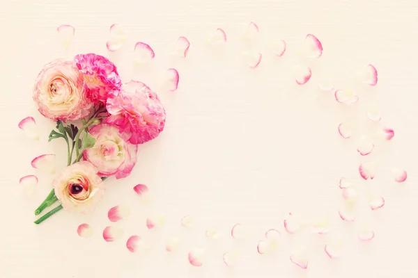 Image de délicat arrangement de fleurs rose pastel belle sur fond blanc en bois. Couché à plat, vue de dessus. Filtré vintage . — Photo