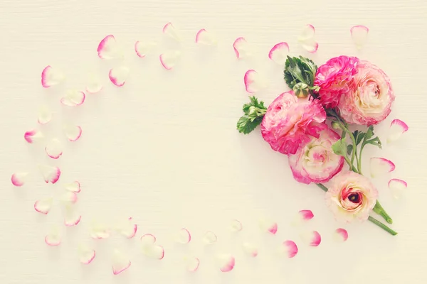 Image de délicat arrangement de fleurs rose pastel belle sur fond blanc en bois. Couché à plat, vue de dessus. Filtré vintage . — Photo