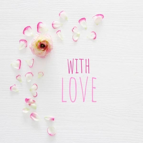 Görüntü üzerinde hassas pastel pembe güzel çiçekler düzenlemenin — Stok fotoğraf