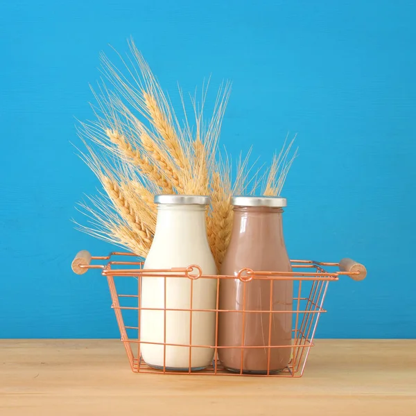 Bild av mjölk och choklad över träbord. Symboler för judiska semester - Shavuot. — Stockfoto