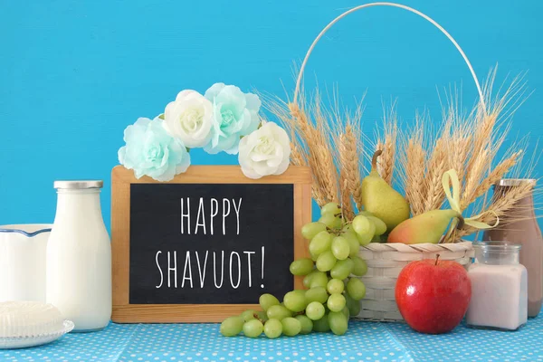 Bild von Milchprodukten und Früchten über einem Holztisch. Symbole des jüdischen Feiertags - shavuot. — Stockfoto