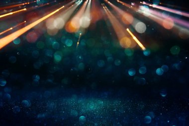 Glitter vintage ışıklar arka plan. siyah, mavi ve altın. odaklı de.