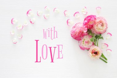 Görüntü üzerinde hassas pastel pembe güzel çiçekler düzenlemenin