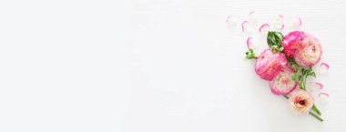 Hassas pastel pembe güzel çiçek aranjman beyaz ahşap zemin üzerinde görüntü. Düz yatıyordu, en iyi görünümü.