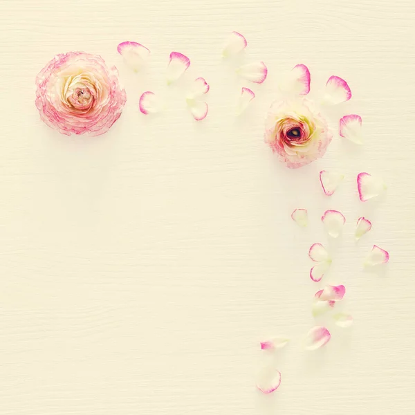 Bild av delikat pastell rosa vackra blommor arrangemang över vit trä bakgrund. Platt lekmanna, top view. Vintage filtreras. — Stockfoto