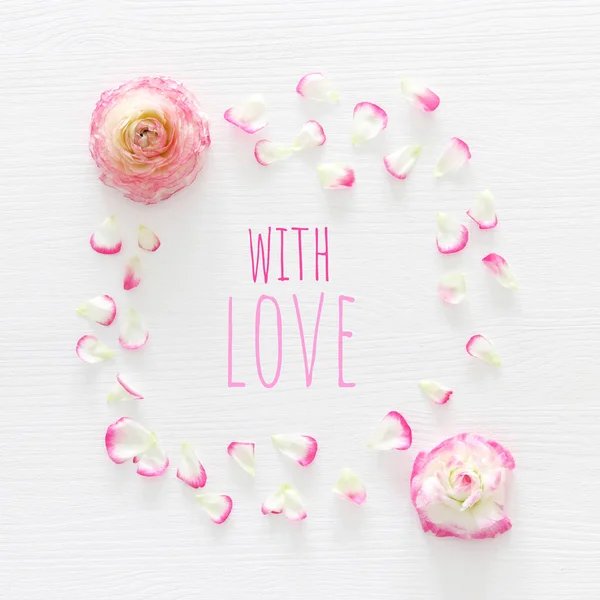 Imagem de delicado arranjo de flores bonitas rosa pastel sobre — Fotografia de Stock