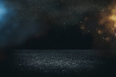 Spot beton zemin. koyu siyah ve parlak ışıklar