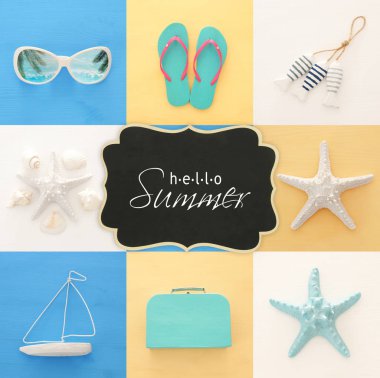 Deniz yaşam tarzı nesnelerin üzerine mavi ve beyaz tahta arka plan ile deniz kolaj.