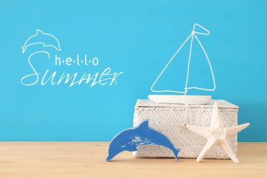 Deniz, tatil ve seyahat görüntü ile deniz yaşam tarzı nesnelerin üzerine ahşap masa.